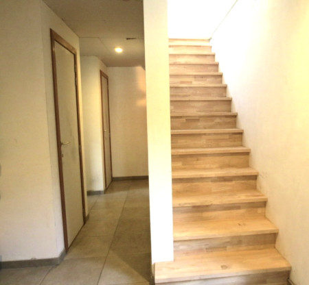 Trap om naar ontspanningsruimte te gaan en 2de terras